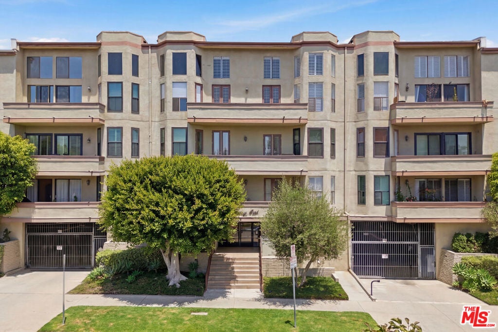 2332 Fox Hills Drive