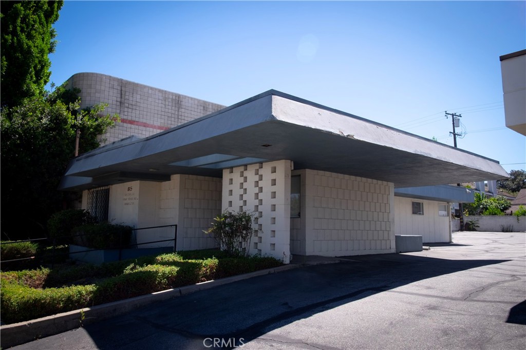 Newly renovated office space available for rent. Great for professional office or medical office. Ample parking. Excellent Street Presence.