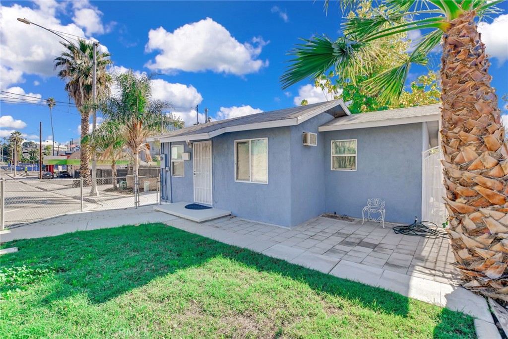 Main image without alt text