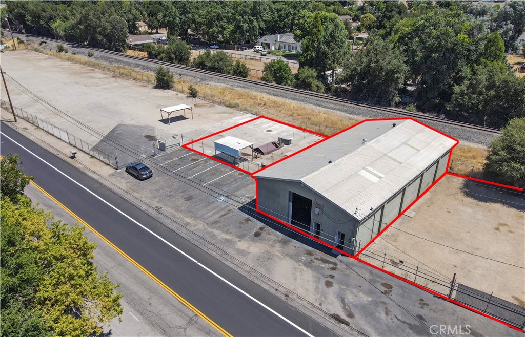 Industrial building with fenced yard available for lease. Great site for a variety of industrial/ outdoor storage uses. Warehouse offers 19.5’
ceilings, roll-up door, oversized sliding door, and one restroom. Approximately 9,740 SF of fenced yard and on-site parking included.