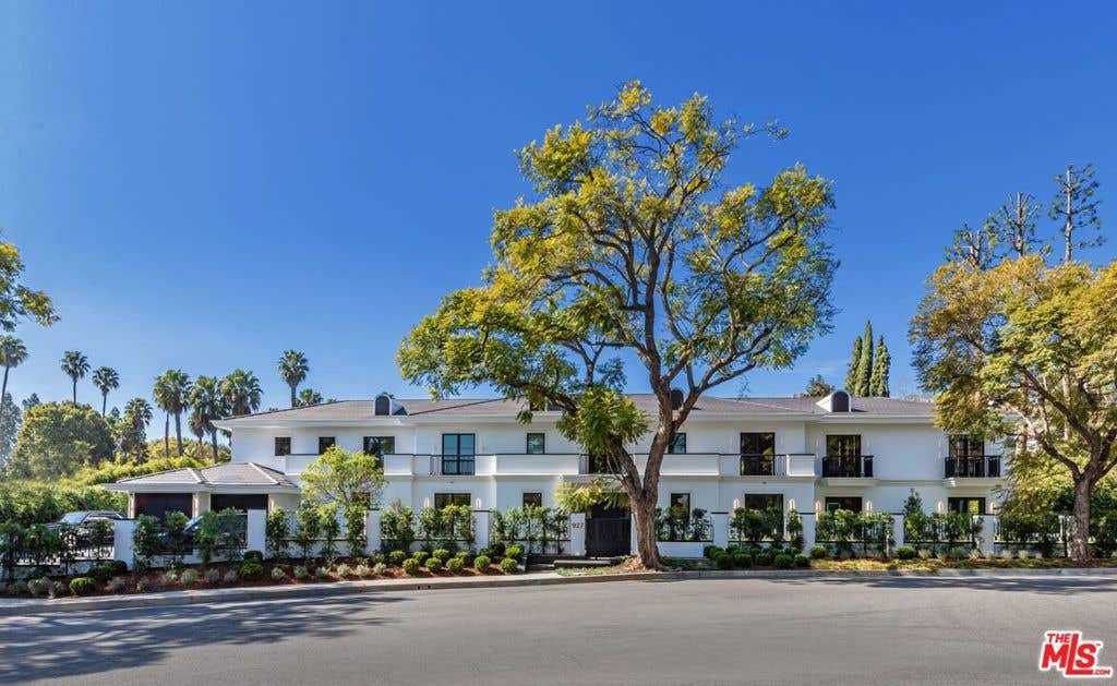 Photo of 927 N Whittier Drive, Beverly Hills, CA 90210 (MLS # 26854793)