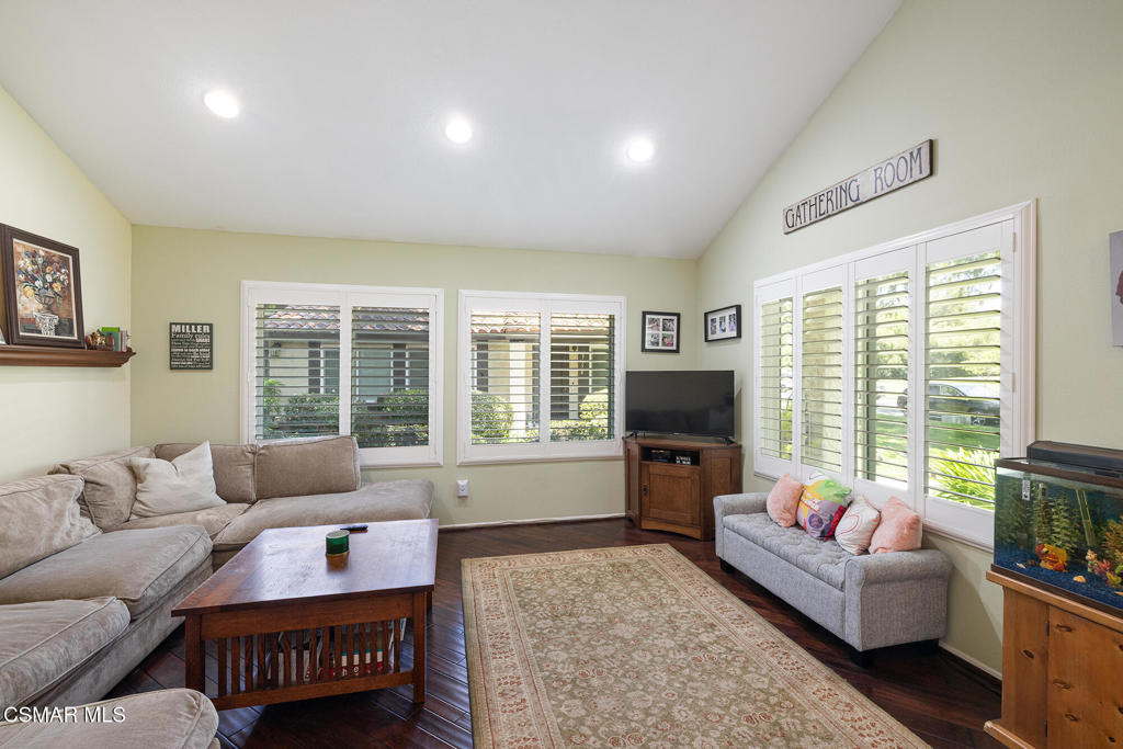 Properties 3 27564 Rondell Street
