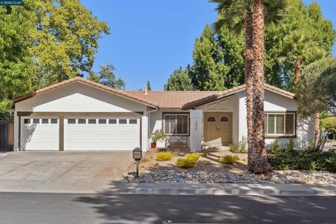 Photo of 200 Daylight Pl Pl, Danville, CA 94526 (MLS # 41111677)