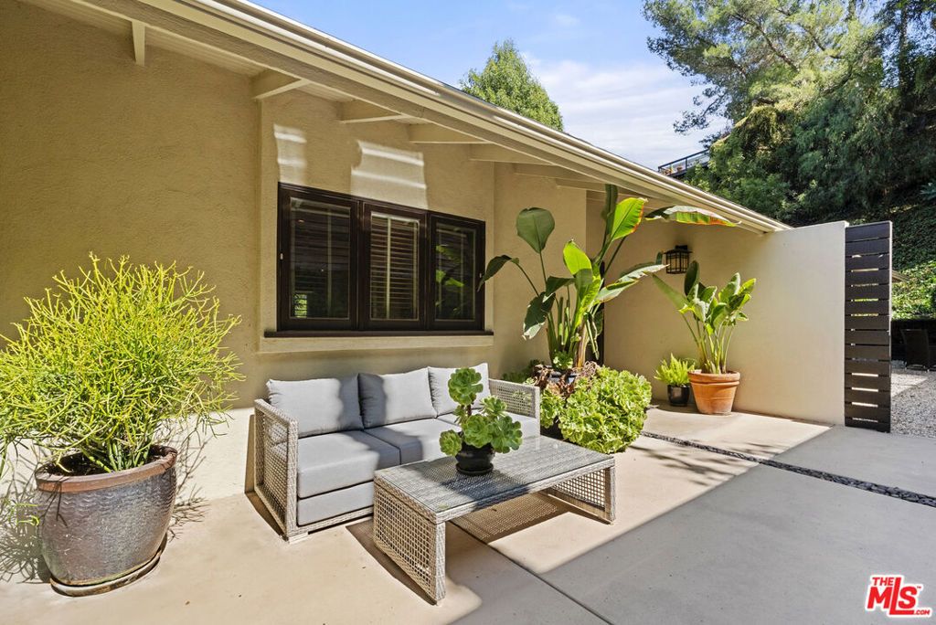 Photo of 2206 Sunset Crest Drive, Los Angeles, CA 90046 (MLS # 25595945)
