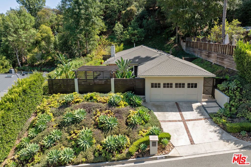 Photo of 2206 Sunset Crest Drive, Los Angeles, CA 90046 (MLS # 25595945)