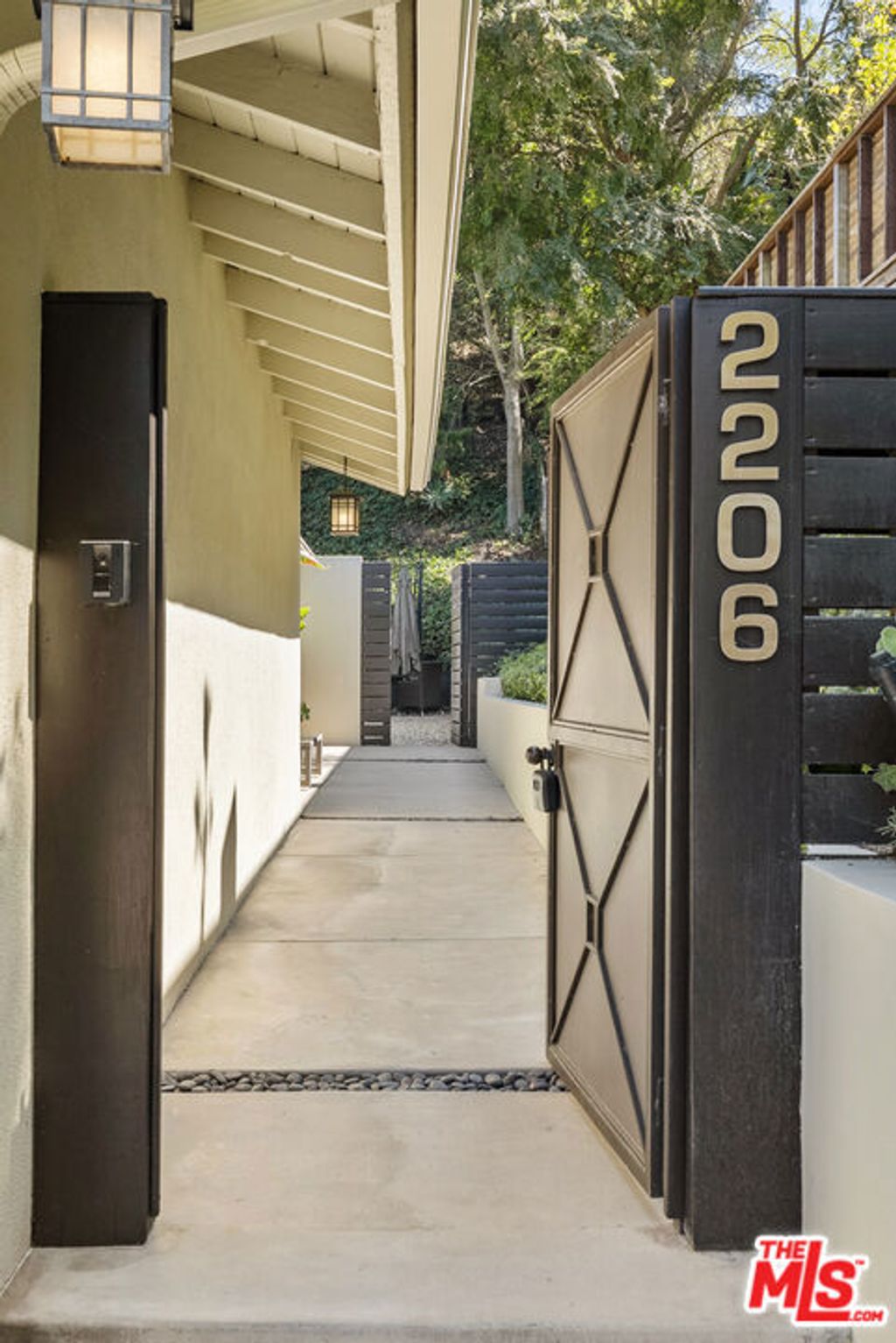 Photo of 2206 Sunset Crest Drive, Los Angeles, CA 90046 (MLS # 25595945)