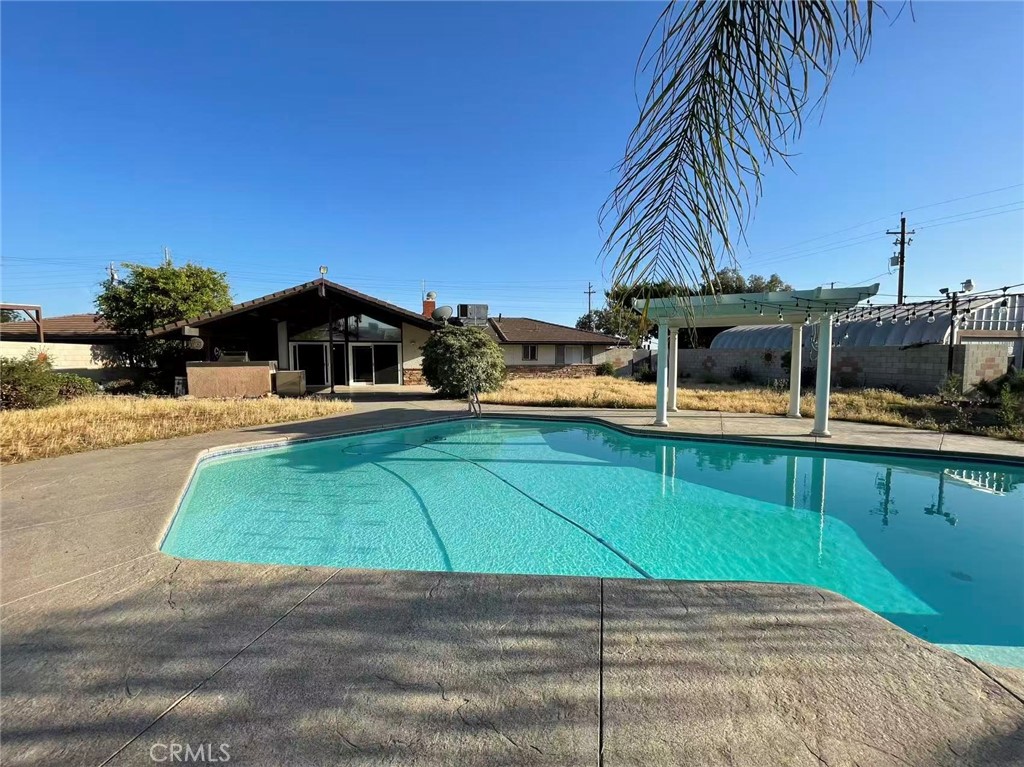 4 bedroom 3 bathroom Single House with stables and pool, on a 1.72 acres huge lot in Bakersfield.