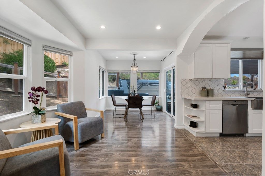 Photo of 19419 Oxnard Street, Tarzana, CA 91356 (MLS # SR25257581)