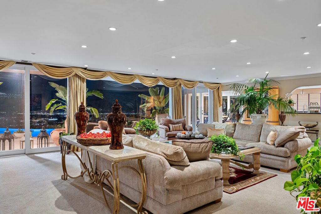 Photo of 7833 Torreyson Drive, Los Angeles, CA 90046 (MLS # 25589281)