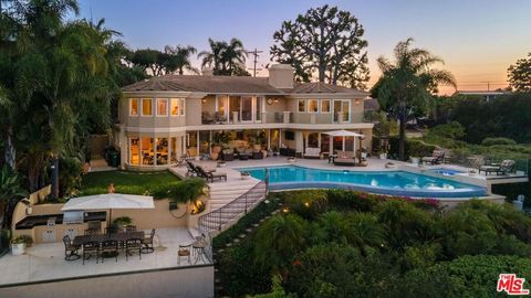 Photo of 7833 Torreyson Drive, Los Angeles, CA 90046 (MLS # 25589281)