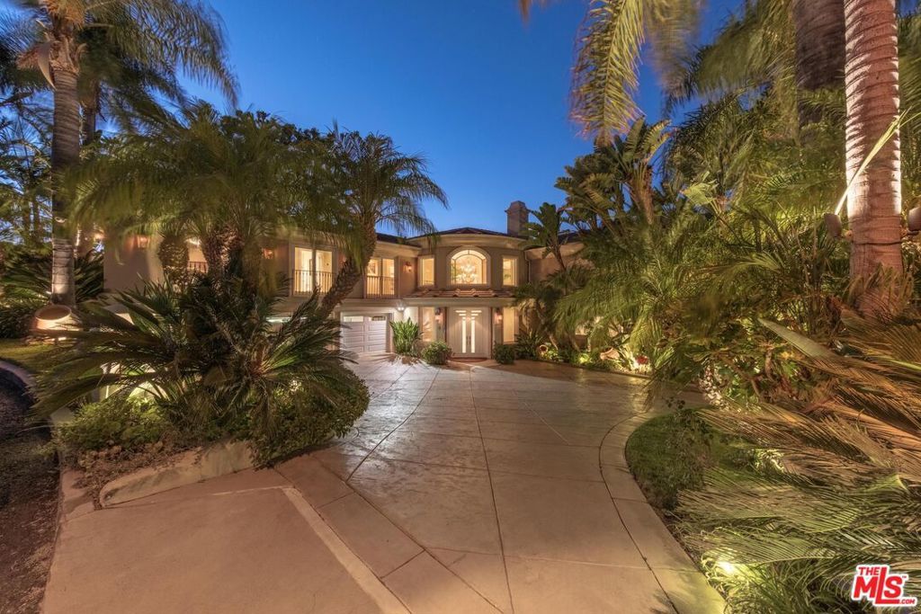 Photo of 7833 Torreyson Drive, Los Angeles, CA 90046 (MLS # 25589281)