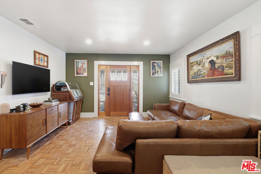 933 Walnut Avenue