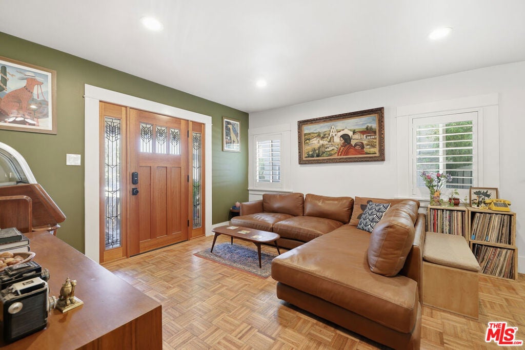 933 Walnut Avenue