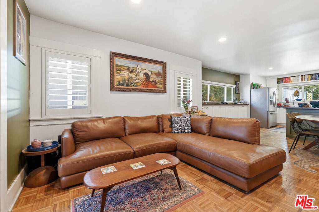 933 Walnut Avenue