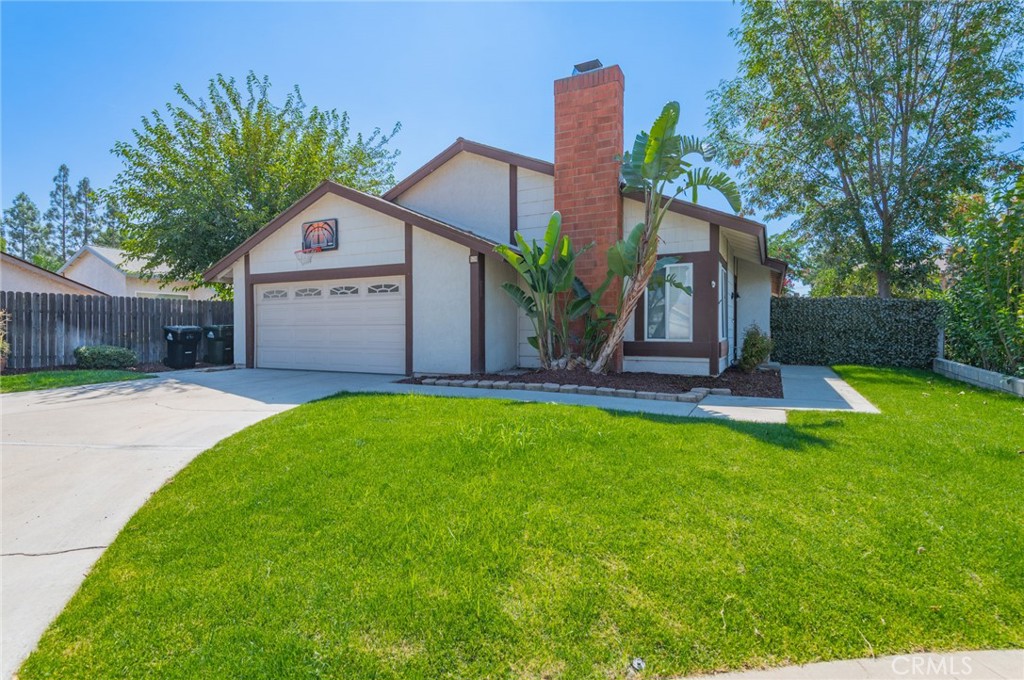 Welcome to this spacious 4-bedroom, 2-bathroom single story home located on a quiet cul-de-sac. The home has been refreshed with fresh interior paint and new vinyl plank flooring throughout. The kitchen has been tastefully remodeled with a top of the line stove and oven.The attached oversized 2-car garage offers convenience and extra storage.
With ample space and vision, the backyard offers endless potential to create your own outdoor oasis. Don't miss out on this home with exciting future possibilities!