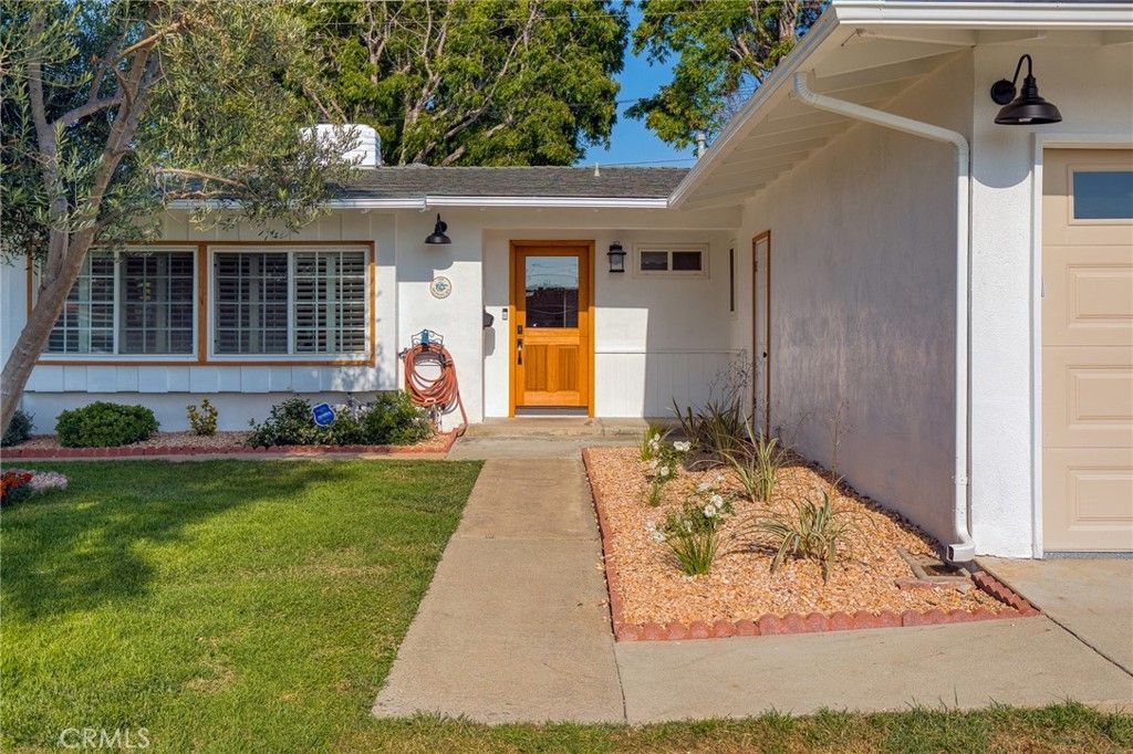 Photo of 3268 Michigan Ave, Costa Mesa, CA 92626 (MLS # OC26095423)
