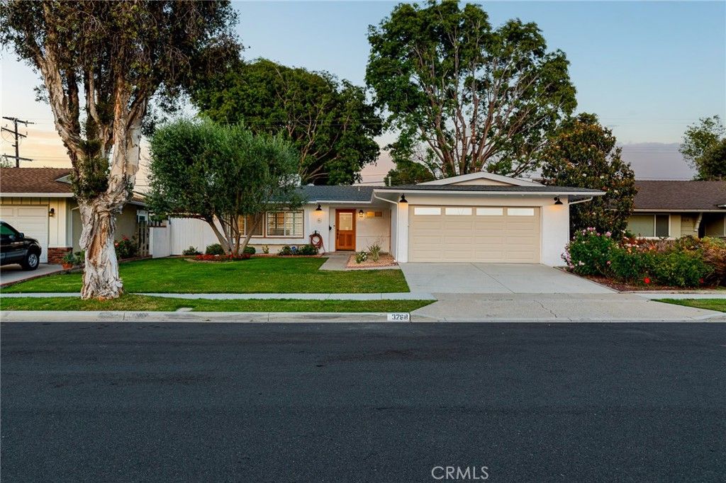 Photo of 3268 Michigan Ave, Costa Mesa, CA 92626 (MLS # OC26095423)