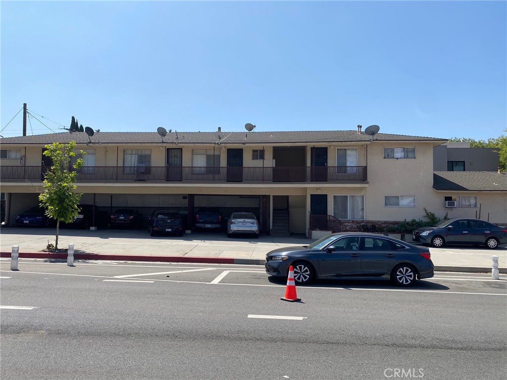 Upstairs 2 Bedroom 1 Bathroom Apartment In Culver City, new paint, new flooring, new blinds, wall heating, new stove, new fridge, 2 car parking, water and trash included.
Great location! Close to Freeway, Restaurants, & Shopping.