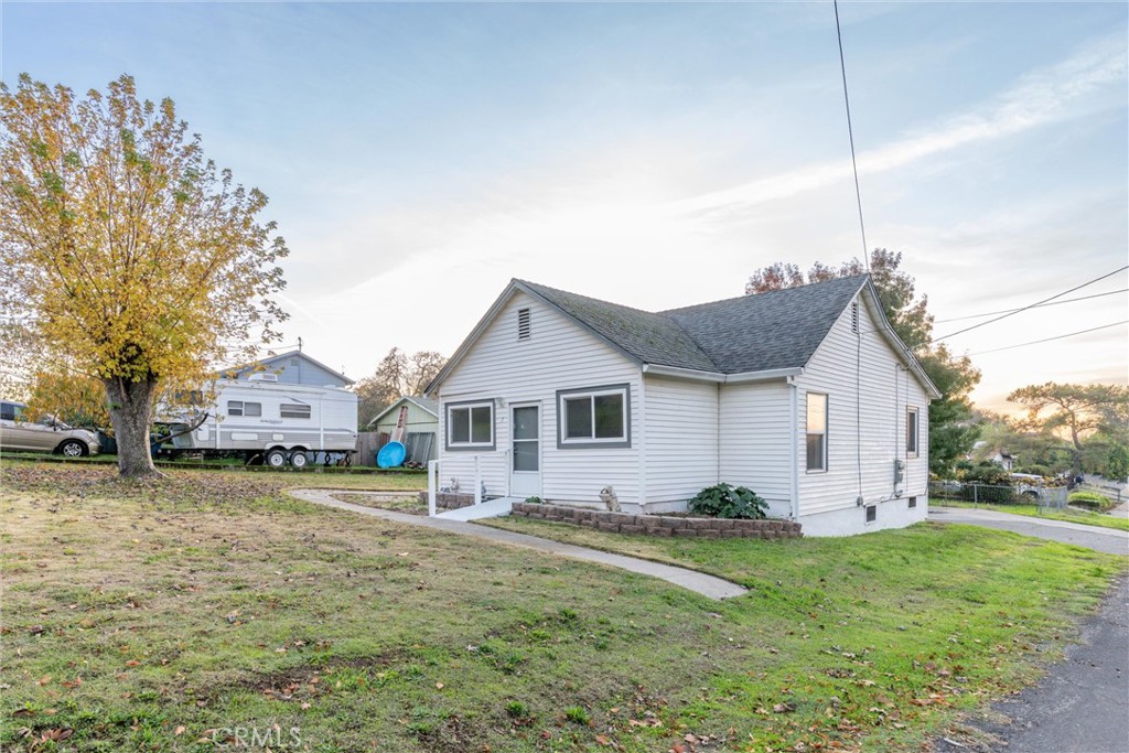 Main image without alt text