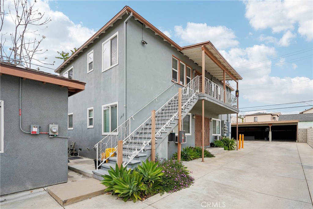 Discover the perfect blend of comfort and convenience in this move-in-ready 1-bedroom, 1-bathroom apartment nestled in the desirable city of Glendale, California. Spanning 700 square feet, this clean and spacious 2nd-floor unit offers a welcoming atmosphere that's ready to be personalized to your taste!
Upon entering, you'll immediately appreciate the airy layout, designed to maximize both space and natural light. The open-plan living area provides ample room for lounging and entertaining, while the separate well-appointed kitchen awaits your culinary flair. The bedroom, generous in size, offers a peaceful retreat after a long day, and the bathroom is clean and functional! Coin Laundry is also available on site! Situated in a sought-after area, this apartment is a stone's throw away from vibrant dining scenes and a variety of restaurants. Commuting is simplified with close proximity to major freeways, allowing easy access to neighboring cities and beyond. Welcome Home!