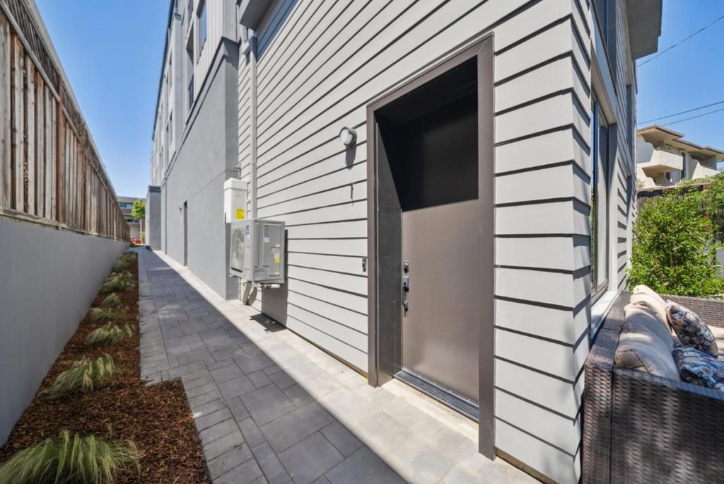 1433 Floribunda Avenue 1