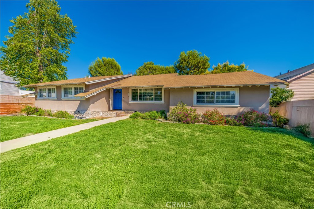 Discover the perfect blend of modern living and convenience in this beautifully renovated 4-bedroom, 2-bathroom house, ideally located just minutes away from some of the best schools in the area. Whether you're a family seeking a nurturing environment or professionals looking for a spacious retreat, this home has everything you need!
Property Highlights:
- Recently Renovated: Enjoy the luxury of modern finishes throughout the house, including a stunning kitchen with brand-new stainless steel appliances, granite countertops, and ample cabinet space.
- Spacious Living Areas: Open-concept living and dining areas provide the perfect setting for family gatherings and entertaining guests.
- Comfortable Bedrooms: Four generously sized bedrooms offer plenty of space for rest and relaxation, with large windows letting in natural light.
- Two Modern Bathrooms: Newly updated bathrooms feature stylish fixtures and finishes for a spa-like experience at home.
- Great Outdoor Space: A large backyard perfect for kids to play, gardening, or hosting summer BBQs.
- Prime Location: Located in a family-friendly neighborhood with access to highly-rated schools, parks, and community amenities.