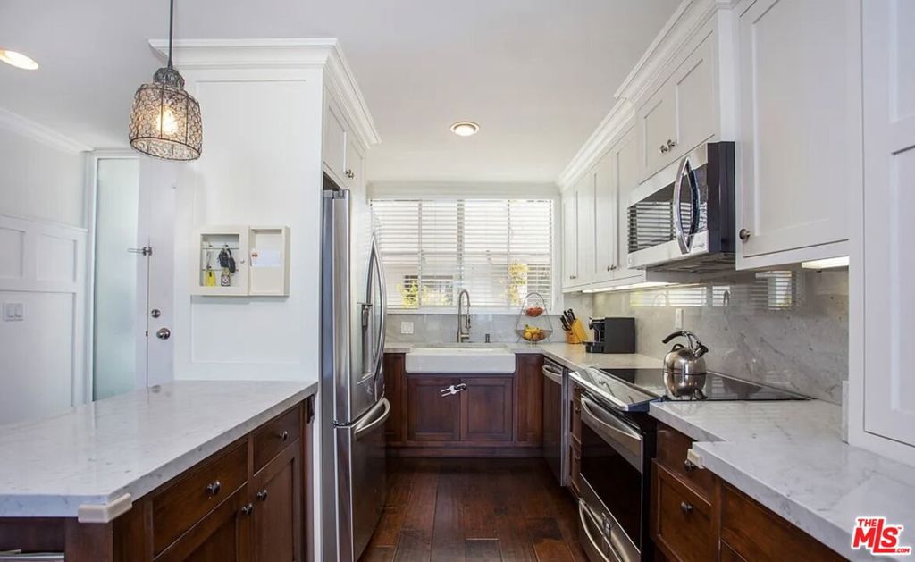 16601 Marquez Avenue 304