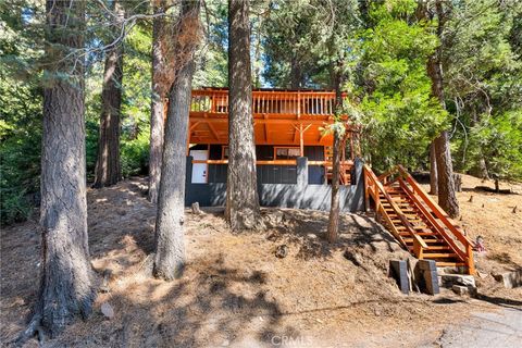 Photo of 739 Lake Drive Dr, Lake Arrowhead, CA 92385 (MLS # HD25223444)