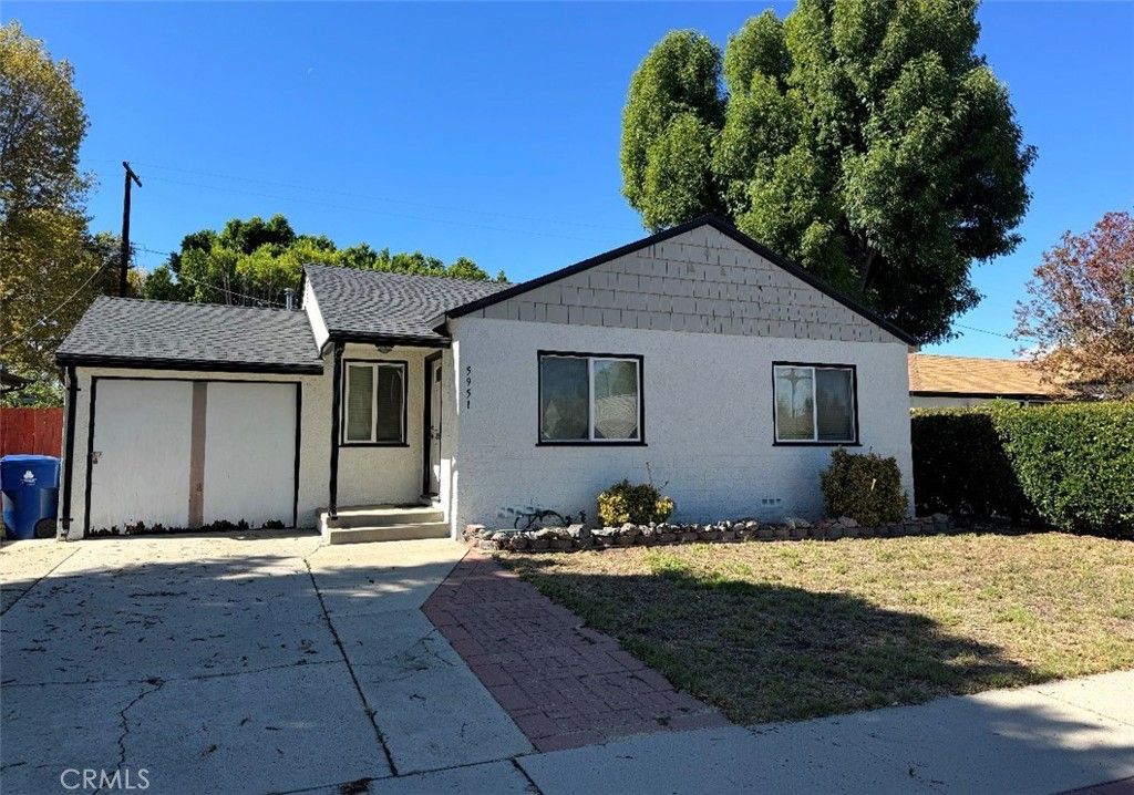 Photo of 5951 Alonzo Ave, Encino, CA 91316 (MLS # SR25243435)