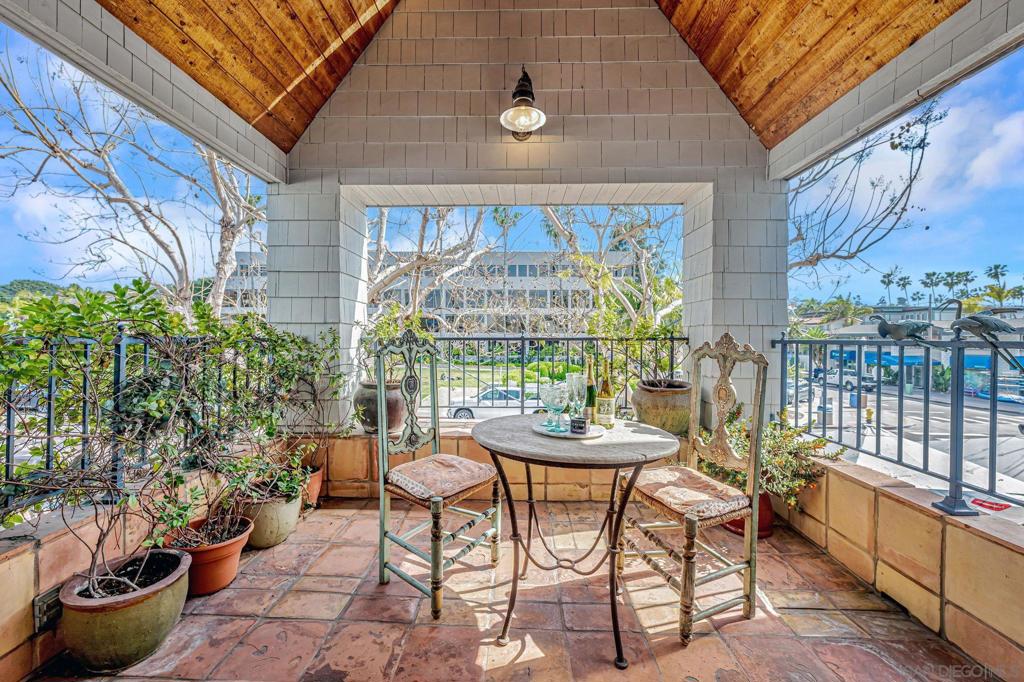2210 Avenida De La Playa