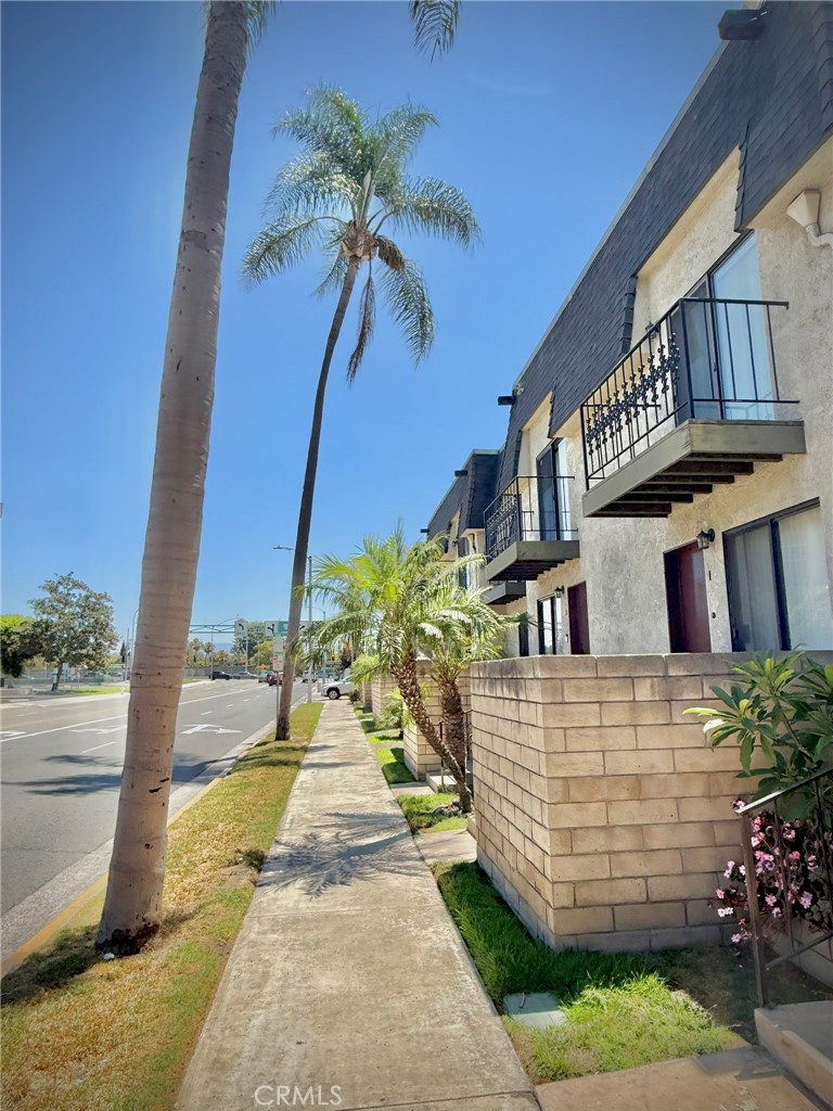**Stylish Townhome in Prime Gated Community**Welcome to this beautifully updated two-story townhome located in a well-maintained community offering both privacy and convenience. Offering an Exterior location, this home provides open views. Step inside to discover a practical living space, recently renovated with fresh new flooring and paint. The layout offers an easy flow between living, dining, and kitchen areas — perfect for everyday comfort or entertaining guests. Upstairs, enjoy spacious bedrooms with great natural light and ample storage. Outside your door, enjoy the perks of a central location — just a short walk to local restaurants, park, Main Place Mall, CHOC and St. Joseph’s Hospital, markets, and other popular attractions. Secured underground parking with 2 spaces. Whether you're commuting or exploring the neighborhood, everything you need is within reach. Don't miss this opportunity to own a move-in ready townhome in one of the area's most convenient and secure communities!