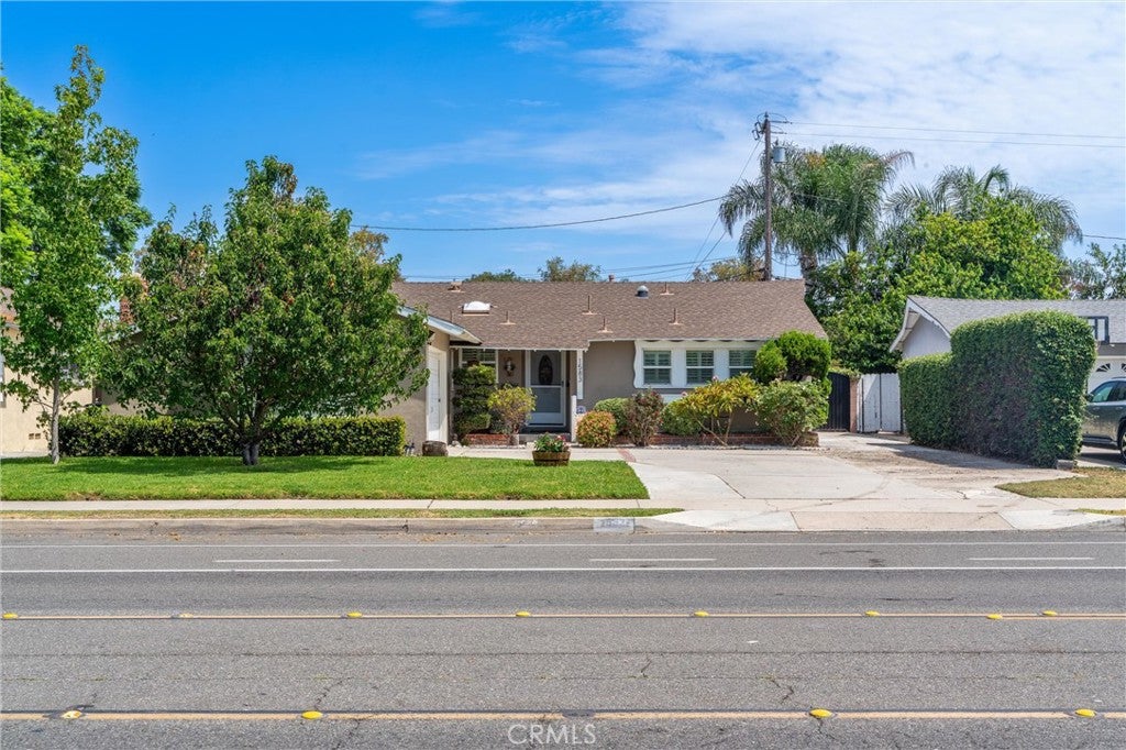 1583 W Cerritos