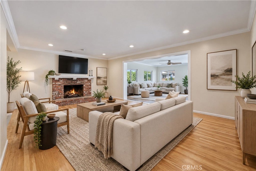 1583 W Cerritos