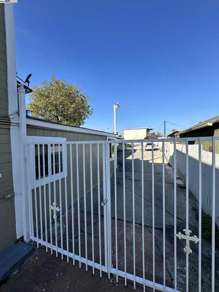 OAKLAND - Residential Income