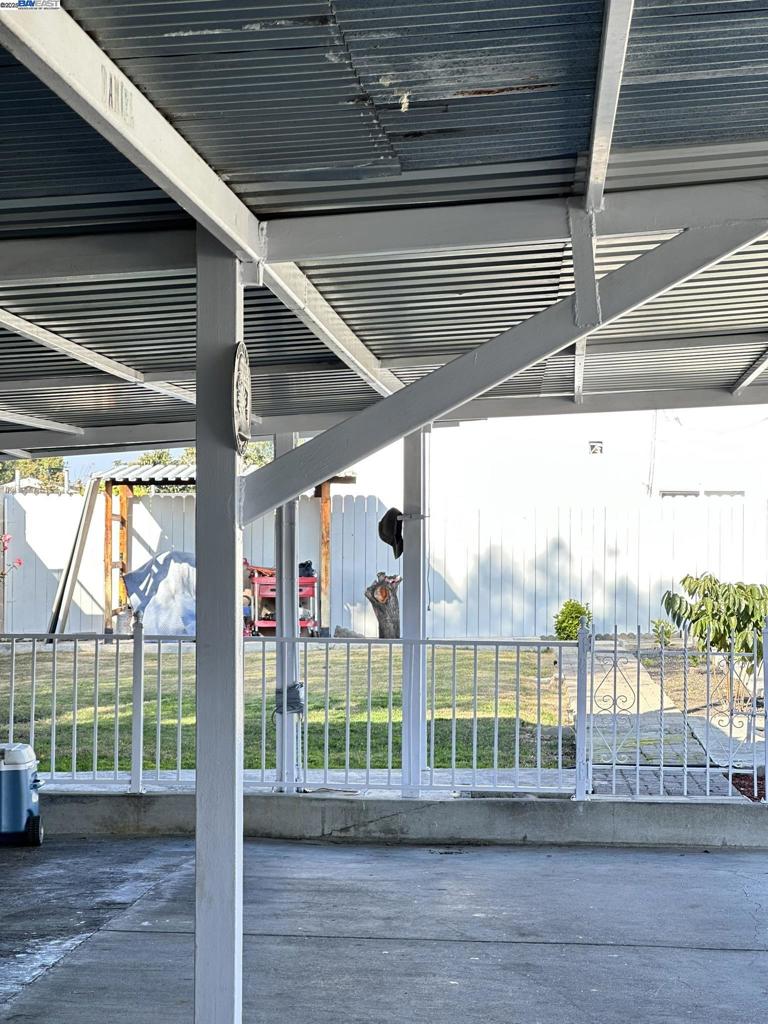 OAKLAND - Residential Income