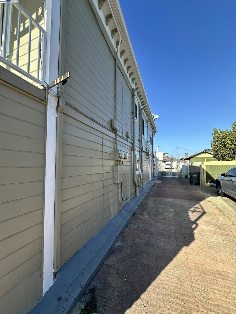 OAKLAND - Residential Income