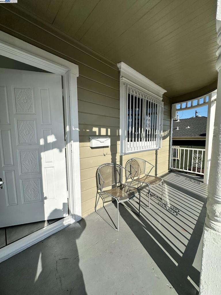 OAKLAND - Residential Income