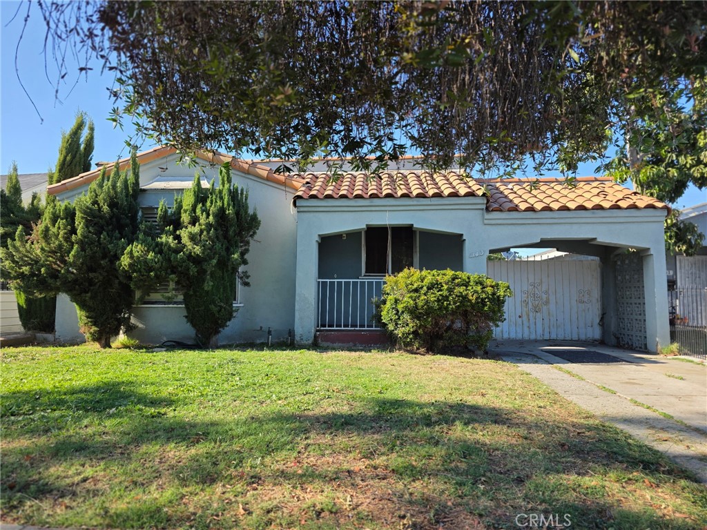 R2 LOT ADD A SECOND UNIT AND ADU PLENTY OF ROOM FOR A FOR BUILD OUT, LARGE 3 BEDROOM 1 BATH HOME, OPEN FLOOR PLAN, UPDATED KITCHEN, LARGE DINING ROOM, LONG DRIVEWAY TO FIT 6 CARS, LARGE OPEN BACKYARD FOR ENTERTAINMENT, 2 CAR GARAGE FOR ADU EXPANSION, GREAT OPPORTUNITY TO BUILD A SECOND UNIT ANDA ADU GREAT INCOME POTENTIAL. LOCATED SHORT DISTANCE TO LOS ANGELES DOWNTOWN, SOFI STADIUM, LAX, CRYPTO STADIUM, CLIPPER ARENA, LOCATED CLOSE TO FREEWAYS, ENTERTAINMENT, SCHOOLS, RESTAURANTS, GREAT LOCATION FOR BEING CLOSE TO ALL THELOS ANGELES AREA ATTRACTIONS. GREAT OPPORTUNITY FOR INVESTMENT LOCATION FOR AIRBNB