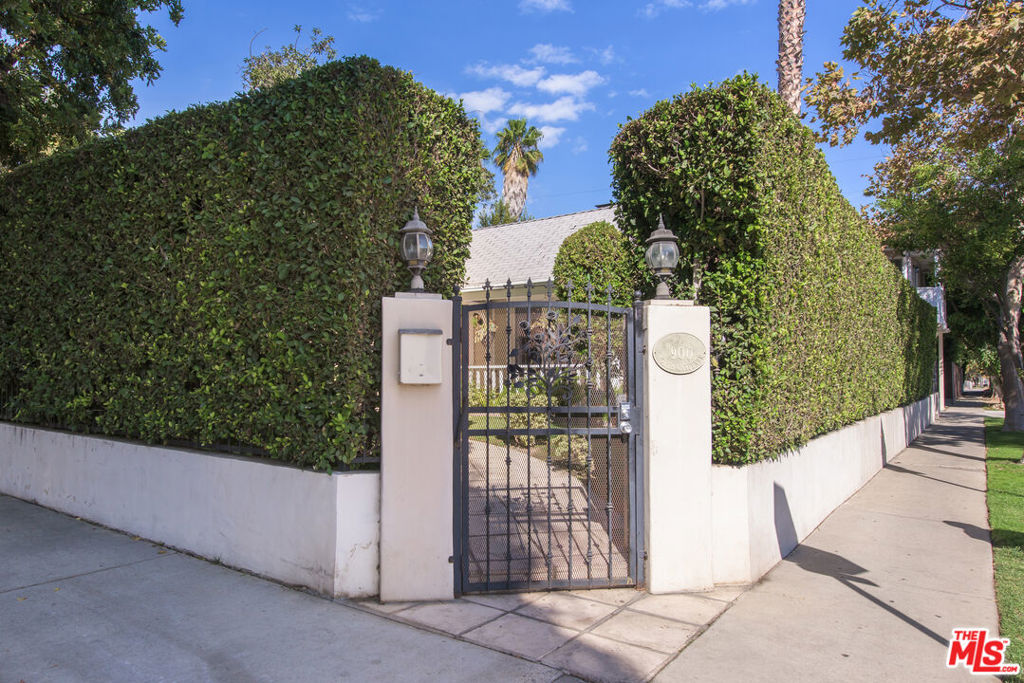 900 N GARDNER Street