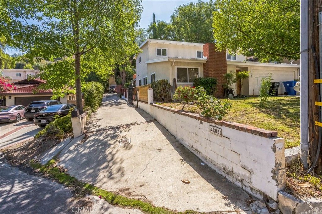 Photo of 4804 Excelente Drive, Woodland Hills, CA 91364 (MLS # PW25120789)