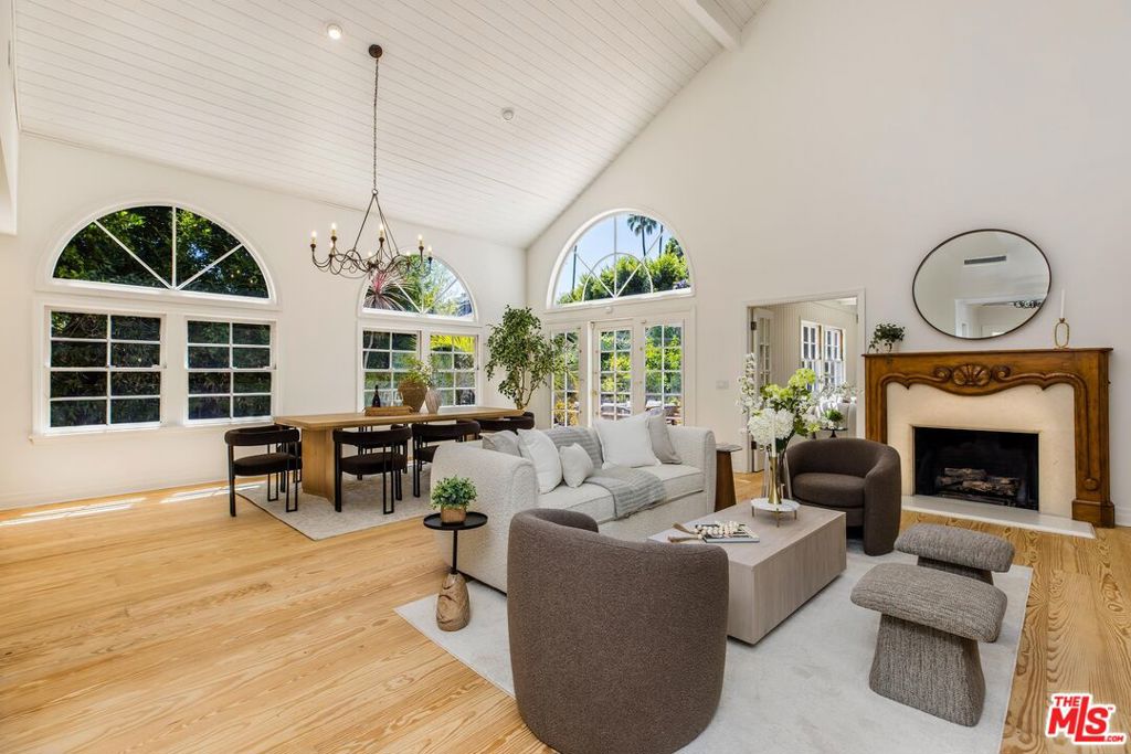 Photo of 16214 Morrison Street, Encino, CA 91436 (MLS # 26860665)