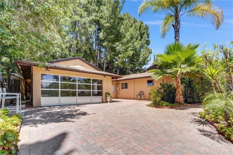 Photo of 4723 Dunas Lane Ln, Tarzana, CA 91356 (MLS # SR26121334)
