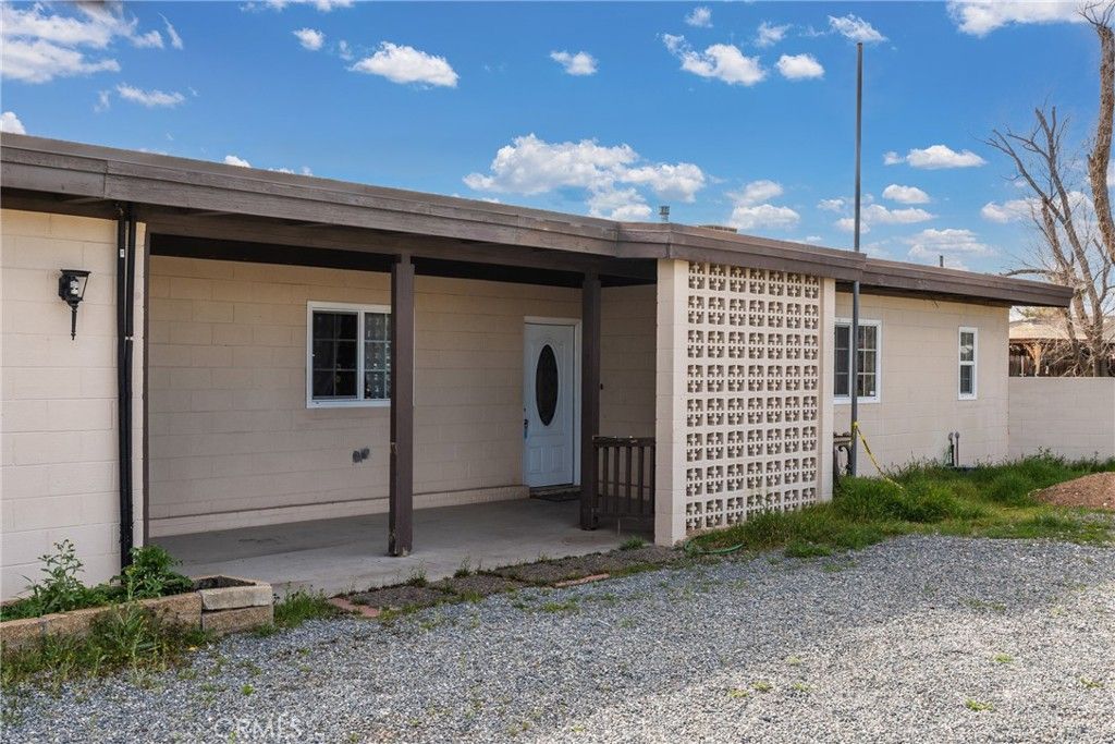 Photo of 13755 Lakota Rd, Apple Valley, CA 92307 (MLS # DW26052707)