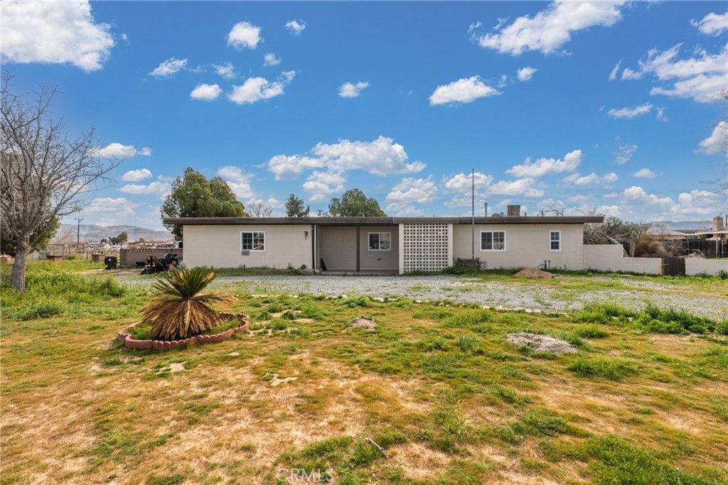 Photo of 13755 Lakota Rd, Apple Valley, CA 92307 (MLS # DW26052707)