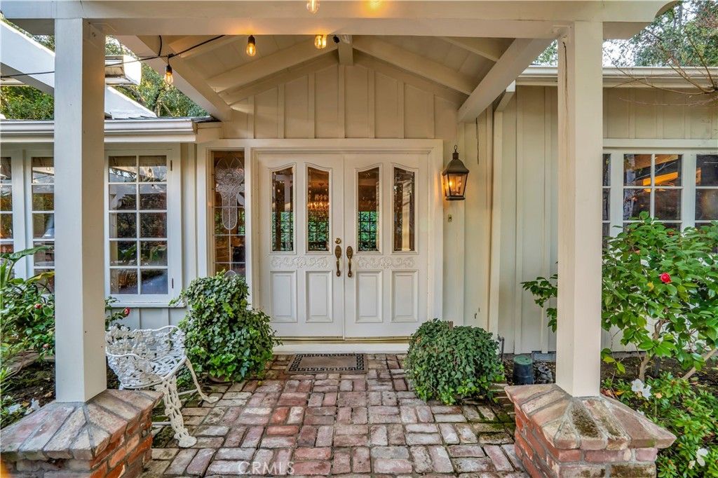 Photo of 17420 Rancho St, Encino, CA 91316 (MLS # SR26071923)