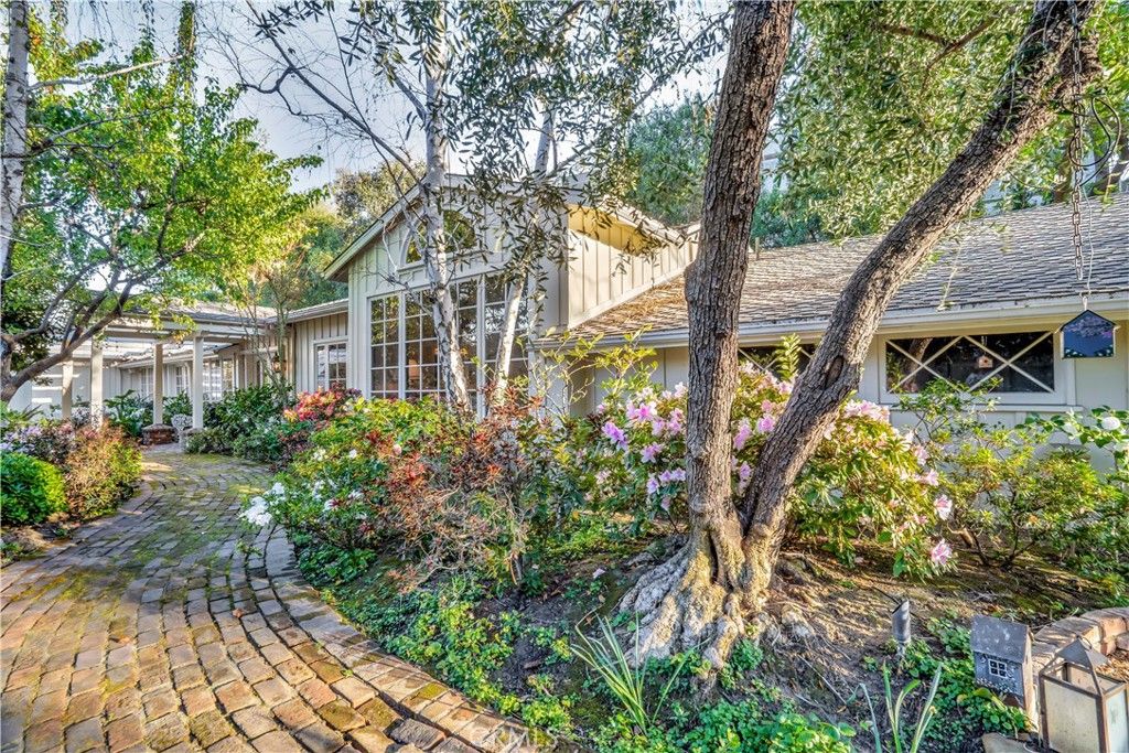 Photo of 17420 Rancho St, Encino, CA 91316 (MLS # SR26071923)