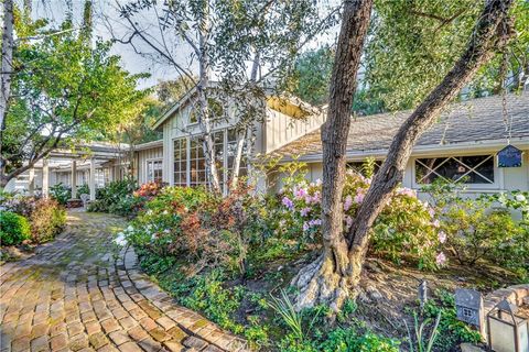 Photo of 17420 Rancho St, Encino, CA 91316 (MLS # SR26071923)