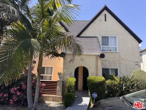 Photo of 1325 S Rimpau Boulevard, Los Angeles, CA 90019 (MLS # 26767233)
