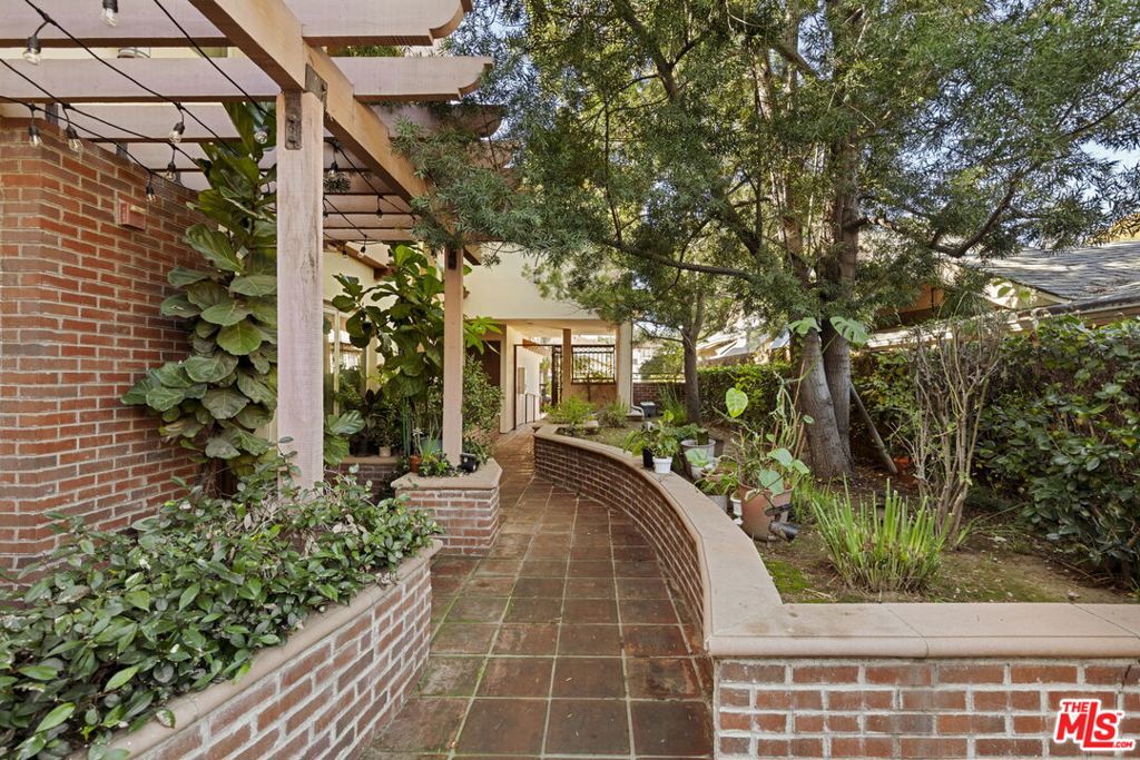 272 N Chester Avenue 101