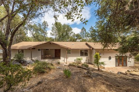 Photo of 32413 Chickasaw Road, Coarsegold, CA 93614 (MLS # FR25128110)